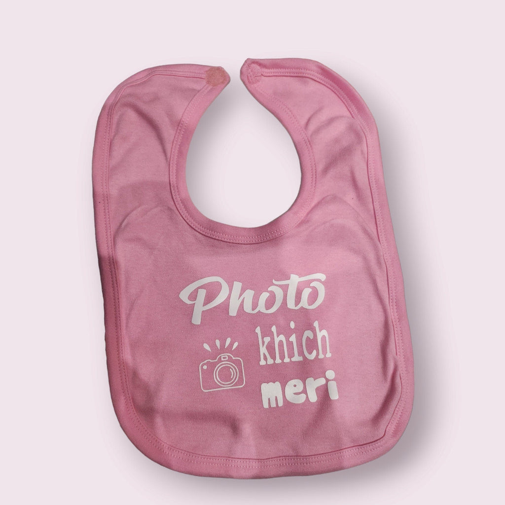 'Photo Khich Meri' bib