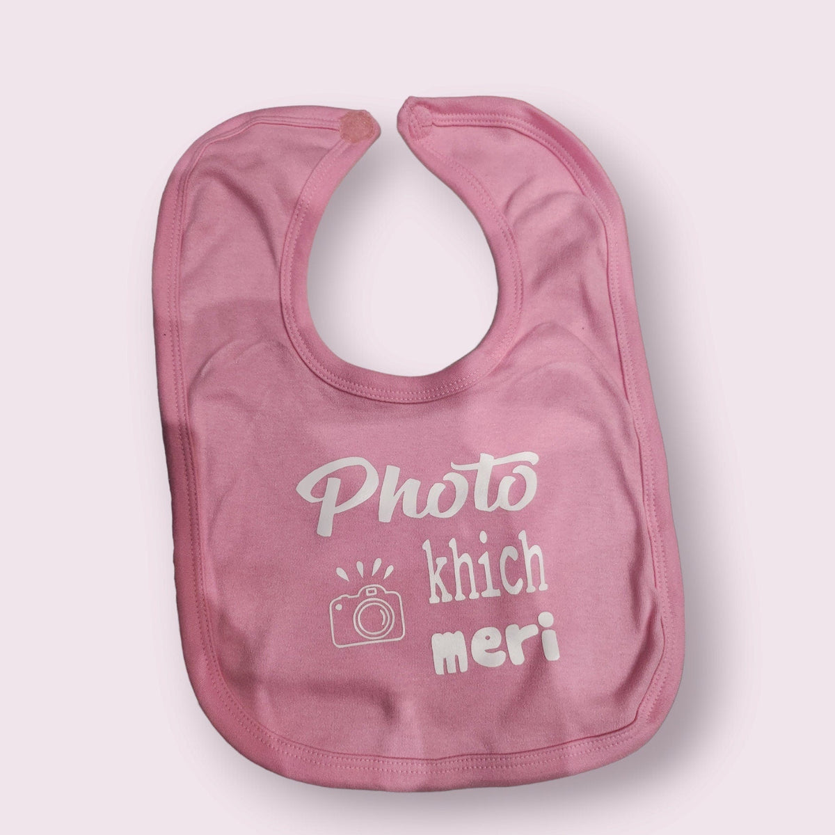'Photo Khich Meri' bib