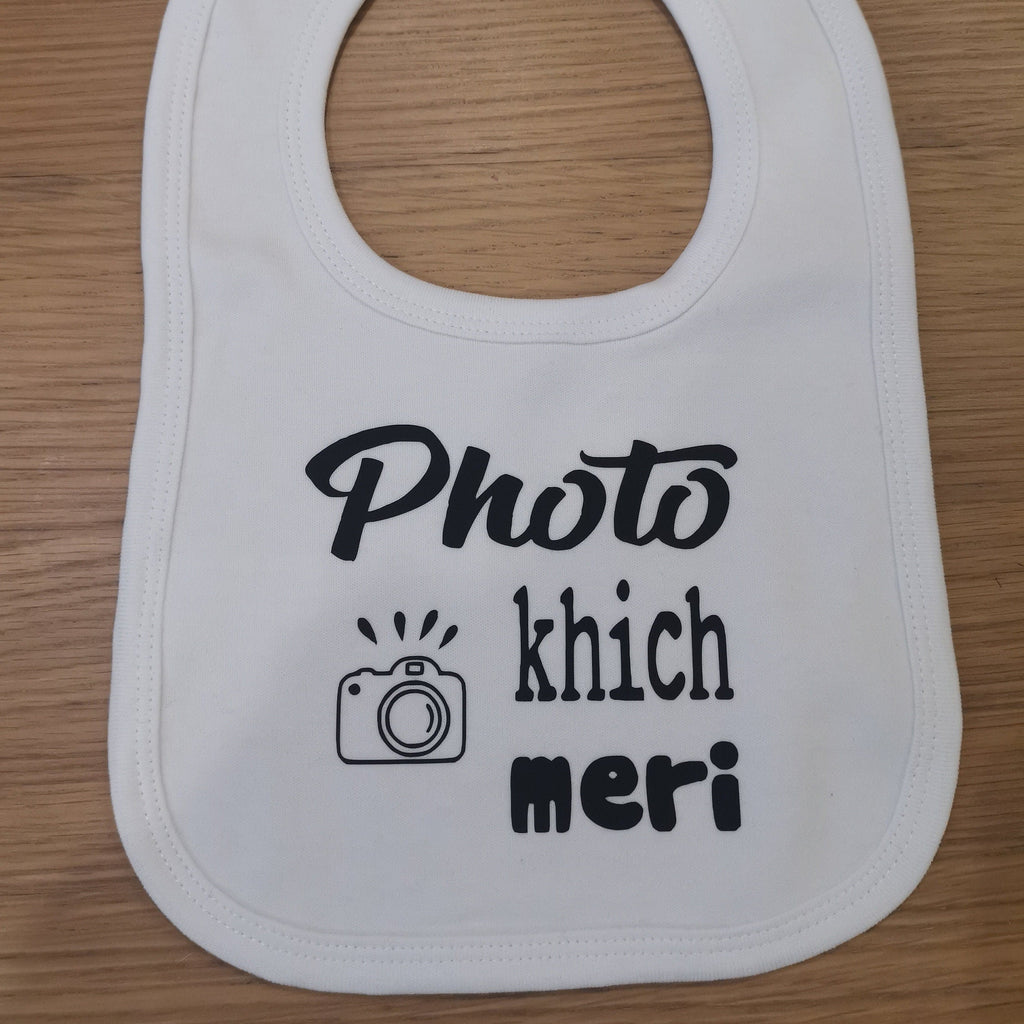 'Photo Khich Meri' bib